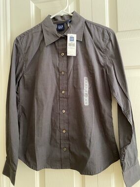 GAP Women’s Long-Sleeve Button-Up Blouse in Charcoal Gray